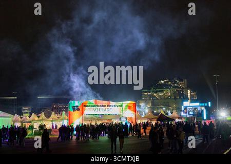 Hamburg, Deutschland. September 2025. Oberhalb des Eingangs zum 20. Reeperbahn Festival auf Heiligengeistfeld steht der Slogan „Reeperbahn Festival Village“. Der Bunker ist im Hintergrund zu sehen. Das Motto des 20. Reeperbahn Festivals lautet: „Stell dir das miteinander vor!“. Quelle: Georg Wendt/dpa/Alamy Live News Stockfoto