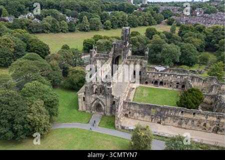 Aus der Vogelperspektive der Kirkstall Abbey, einem ruinierten Zisterzienserkloster in Kirkstall, nordwestlich von Leeds, West Yorkshire, England. Stockfoto