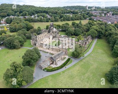 Aus der Vogelperspektive der Kirkstall Abbey, einem ruinierten Zisterzienserkloster in Kirkstall, nordwestlich von Leeds, West Yorkshire, England. Stockfoto