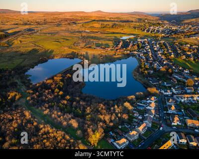 Blick über Ebbw Vale, eingebettet in die Landschaft der Täler von South Wales Stockfoto