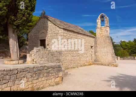 Steinkirche St. Nikolaus in Split Kroatien mit Glockenturm und traditioneller dalmatinischer Architektur unter klarem Himmel. Stockfoto