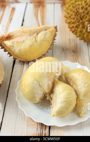 Geschälter Durian der König der Früchte, Goldfrucht, gelbe tropische Früchte. Stockfoto