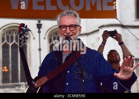 London, Großbritannien. September 2025. Der Musiker Billy Bragg tritt während der Kundgebung auf dem Parliament Square auf. Tausende von Menschen marschierten gegen Donald Trump in Zentral-London, als der US-Präsident zu seinem zweiten Staatsbesuch in Großbritannien nach Windsor kam. Quelle: SOPA Images Limited/Alamy Live News Stockfoto