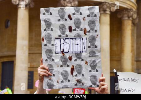 London, Großbritannien. September 2025. Ein Demonstrant hält während der Demonstration in der Nähe des BBC-Hauptquartiers ein Epstein-Plakat. Tausende von Menschen marschierten gegen Donald Trump in Zentral-London, als der US-Präsident zu seinem zweiten Staatsbesuch in Großbritannien nach Windsor kam. Quelle: SOPA Images Limited/Alamy Live News Stockfoto