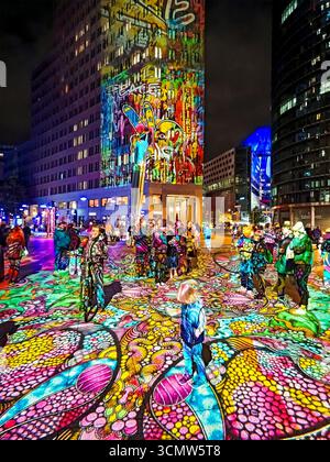 Berlin - 10. Oktober 2024: Die facettenreiche Bodenprojektion verwandelt den Potsdamer Platz in ein lebendiges Kunstwerk aus Farben, Ornamenten und Linien. Teil des Lichterfestes 2024 in Berlin Stockfoto
