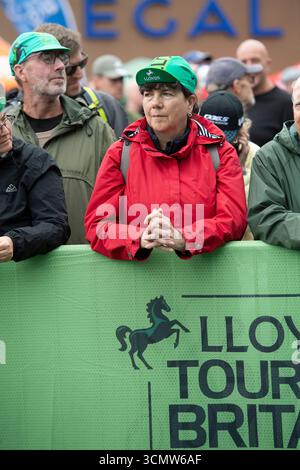 21. Tour of Britain, Stowmarket Suffolk UK Stage 2 3. September 2025 Fans und Fans vor Beginn des Rennens, Fahreranmeldebereich Stockfoto