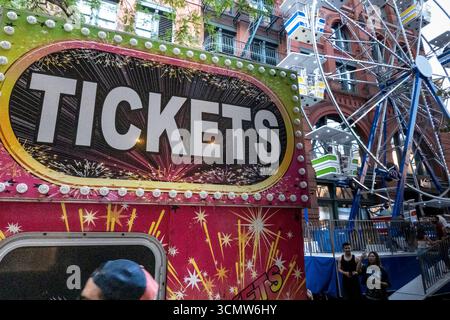New York, NY - USA - 14. September 2025 beim fest des San Gennaro in Little Ital steht Ein lebhaftes „TICKET“-Schild mit farbenfrohen Lichtern Stockfoto