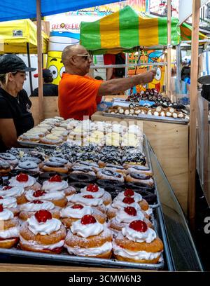 New York, NY - USA - 14. September 2025 Eine lebhafte Szene beim fest des San Gennaro in Little Italy mit einem Verkaufsstand voller italienischer Pastrika Stockfoto