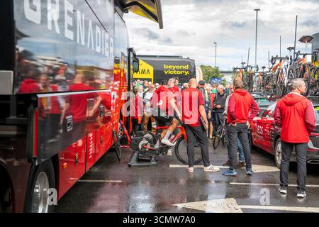 21. Tour of Britain, Stowmarket Suffolk Stage 2 Team Ineos Grenadier, kühlte sich nach dem Rennen 3. September 2025 ab Stockfoto