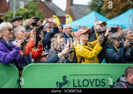 21. Tour of Britain, Stowmarket Suffolk UK Stage 2 3. September 2025 Fans und Fans vor Beginn des Rennens, Fahreranmeldebereich Stockfoto