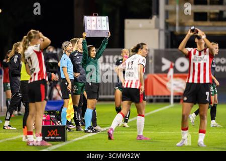 Eindhoven, Niederlande. September 2025. Eindhoven, Niederlande, 17. September 2025: Der vierte Offizielle Michala Pachtova zeigt einen Ersatz während des ersten Qualifikationsspiels der UEFA Women's Europa Cup 2025/26 zwischen PSV Eindhoven und Rosenborg BK bei de Herdgang in Eindhoven an. (Leiting Gao/SPP) Credit: SPP Sport Press Photo. /Alamy Live News Stockfoto