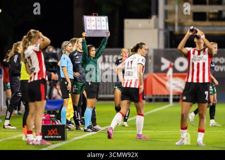 Eindhoven, Niederlande. September 2025. Eindhoven, Niederlande, 17. September 2025: Der vierte Offizielle Michala Pachtova zeigt einen Ersatz während des ersten Qualifikationsspiels der UEFA Women's Europa Cup 2025/26 zwischen PSV Eindhoven und Rosenborg BK bei de Herdgang in Eindhoven an. (Leiting Gao/SPP) Credit: SPP Sport Press Photo. /Alamy Live News Stockfoto