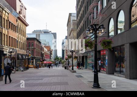 Ottawa, Kanada - 13. Juni 2025: Sparks Street in der Innenstadt, beliebte Fußgängerzone und Touristenziel. Stockfoto
