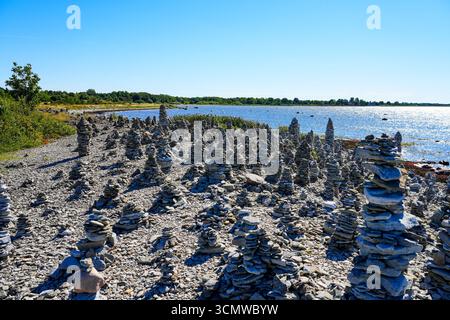 Steinhügel aus gestapelten Steinen am Strand Ohessaare an der Westküste der Halbinsel Sõrve auf der estnischen Insel Saaremaa in der Ostsee Stockfoto