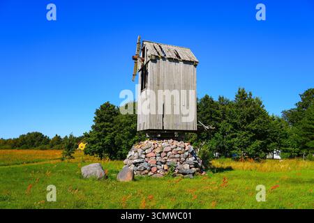 Alte Windmühle am Strand Ohessaare an der Westküste der Halbinsel Sõrve auf der estnischen Insel Saaremaa in der Ostsee Stockfoto