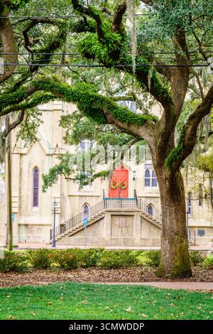 Savannah, GA, 28. Dezember 2023: Fassade der Wesley Monumental United Methodist Church im historischen Zentrum von Savannah, Georgia Stockfoto
