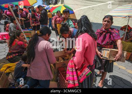 Chichicastenango, Guatemala - 3. Juli 2025: Frauen verkaufen Küken auf dem Santo Tomas Markt in Chichicastenango, Guatemala. Stockfoto