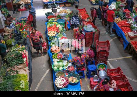 Chichicastenango, Guatemala - 3. Juli 2025: Menschen verkaufen Gemüse auf dem Santo Tomas Markt in Chichicastenango, Guatemala. Stockfoto