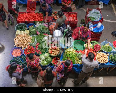 Chichicastenango, Guatemala - 3. Juli 2025: Menschen verkaufen Gemüse auf dem Santo Tomas Markt in Chichicastenango, Guatemala. Stockfoto