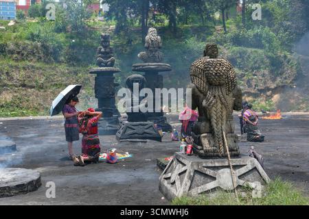 Chichicastenango, Guatemala - 4. Juli 2025: Menschen, die auf dem Zeremonialplatz in Baktun neben dem Chichicastenango General Cemetery opfern. Stockfoto