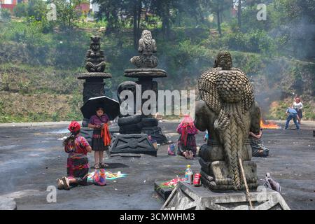 Chichicastenango, Guatemala - 4. Juli 2025: Menschen, die auf dem Zeremonialplatz in Baktun neben dem Chichicastenango General Cemetery opfern. Stockfoto