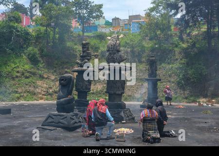 Chichicastenango, Guatemala - 4. Juli 2025: Menschen, die auf dem Zeremonialplatz in Baktun neben dem Chichicastenango General Cemetery opfern. Stockfoto