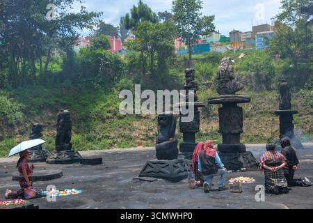 Chichicastenango, Guatemala - 4. Juli 2025: Menschen, die auf dem Zeremonialplatz in Baktun neben dem Chichicastenango General Cemetery opfern. Stockfoto