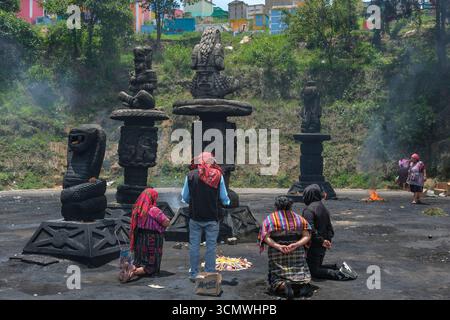 Chichicastenango, Guatemala - 4. Juli 2025: Menschen, die auf dem Zeremonialplatz in Baktun neben dem Chichicastenango General Cemetery opfern. Stockfoto