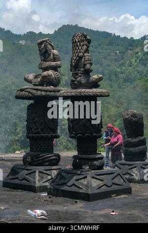 Chichicastenango, Guatemala - 4. Juli 2025: Menschen, die auf dem Zeremonialplatz in Baktun neben dem Chichicastenango General Cemetery opfern. Stockfoto