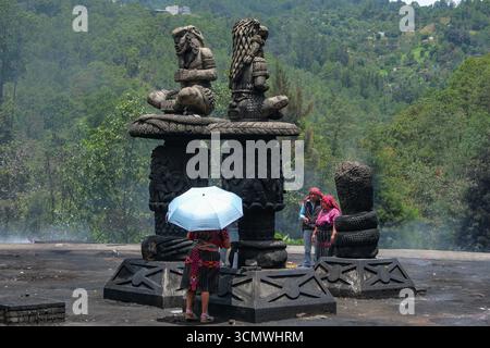 Chichicastenango, Guatemala - 4. Juli 2025: Menschen, die auf dem Zeremonialplatz in Baktun neben dem Chichicastenango General Cemetery opfern. Stockfoto