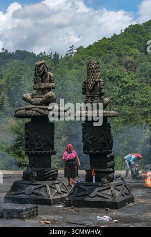 Chichicastenango, Guatemala - 4. Juli 2025: Menschen, die auf dem Zeremonialplatz in Baktun neben dem Chichicastenango General Cemetery opfern. Stockfoto