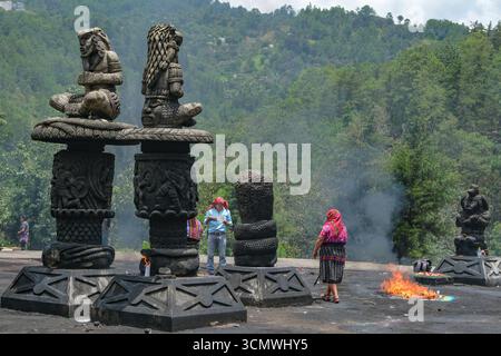 Chichicastenango, Guatemala - 4. Juli 2025: Menschen, die auf dem Zeremonialplatz in Baktun neben dem Chichicastenango General Cemetery opfern. Stockfoto