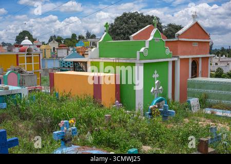 Chichicastenango, Guatemala - 4. Juli 2025: Allgemeiner Friedhof von Chichicastenango, Quiche, Guatemala. Stockfoto