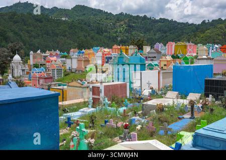 Chichicastenango, Guatemala - 4. Juli 2025: Allgemeiner Friedhof von Chichicastenango, Quiche, Guatemala. Stockfoto