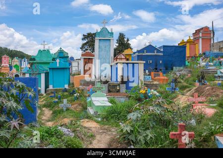 Chichicastenango, Guatemala - 4. Juli 2025: Allgemeiner Friedhof von Chichicastenango, Quiche, Guatemala. Stockfoto