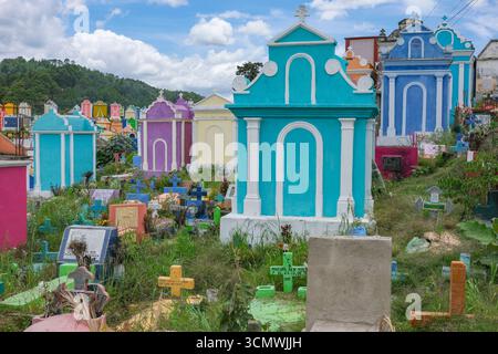 Chichicastenango, Guatemala - 4. Juli 2025: Allgemeiner Friedhof von Chichicastenango, Quiche, Guatemala. Stockfoto