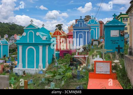 Chichicastenango, Guatemala - 4. Juli 2025: Allgemeiner Friedhof von Chichicastenango, Quiche, Guatemala. Stockfoto
