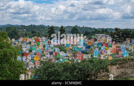 Chichicastenango, Guatemala - 4. Juli 2025: Allgemeiner Friedhof von Chichicastenango, Quiche, Guatemala. Stockfoto