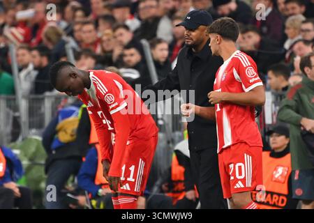 München, Deutschland. September 2025. Trainer Vincent KOMPANY (FC Bayern München) mit Nicolas JACKSON (FC Bayern München, links) und Tom BISCHOF (FC Bayern München), bevor er ersetzt wurde. Champions League, Saison 2025/26, Spieltag 1. FC Bayern München - FC Chelsea 3-1 am 17. September 2025, ALLIANZARENA. Quelle: dpa/Alamy Live News Stockfoto