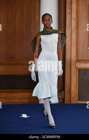 Madrid, Spanien. September 2025. Während der Mercedes-Benz Fashion Week de Madrid in IFERMA läuft ein Model mit einem Design von PALOMO SPAIN über die Laufbahn. Quelle: SOPA Images Limited/Alamy Live News Stockfoto