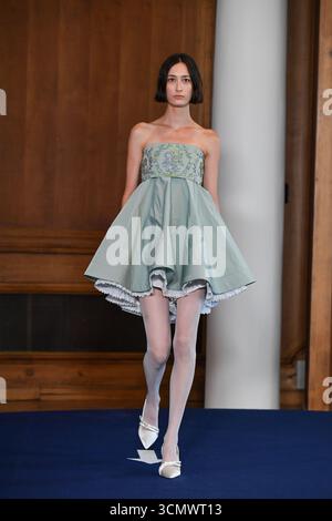 Madrid, Spanien. September 2025. Während der Mercedes-Benz Fashion Week de Madrid in IFERMA läuft ein Model mit einem Design von PALOMO SPAIN über die Laufbahn. Quelle: SOPA Images Limited/Alamy Live News Stockfoto