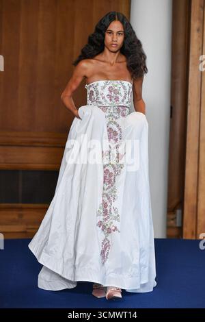 Madrid, Spanien. September 2025. Während der Mercedes-Benz Fashion Week de Madrid in IFERMA läuft ein Model mit einem Design von PALOMO SPAIN über die Laufbahn. Quelle: SOPA Images Limited/Alamy Live News Stockfoto