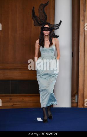 Madrid, Spanien. September 2025. Während der Mercedes-Benz Fashion Week de Madrid in IFERMA läuft ein Model mit einem Design von PALOMO SPAIN über die Laufbahn. Quelle: SOPA Images Limited/Alamy Live News Stockfoto