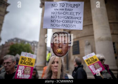 London, Großbritannien. September 2025. Die von der Stop Trump Coalition organisierte Demonstration „Trump Not Welcome“ – einer Gruppe von mehr als 50 Gewerkschaften und Wohltätigkeitsorganisationen – sah Tausende von Portland Place, um sich auf dem Parlamentsplatz gegen den zweiten Besuch von US-Präsident Donald Trump im Vereinigten Königreich zu versammeln. Guy Corbishley/Alamy Live News Stockfoto