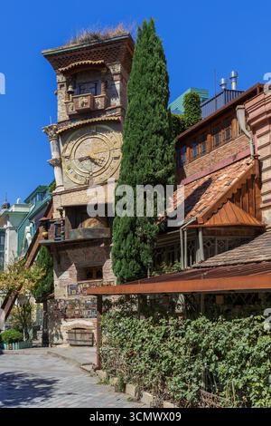 Der skurrile, märchenhafte Uhrenturm, auch bekannt als Gabriadze-Uhrenturm (2010–2011) in Tiflis, Georgien Stockfoto