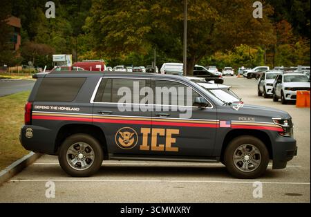 Burlington, Massachusetts, USA. September 2025. 22cd wöchentliche Anti-EIS-Demonstration „Zeugen“ in der New England Facility of Immigration and Customs Enforcement (ICE). Die Anlage, 26 km nordwestlich von Boston, hält Menschen, die durch EIS in den bundesstaaten Rhode Island, Connecticut, Massachusetts, New Hampshire, Maine und Vermont gefangen. Die Organisatoren schätzten, dass an der Demonstration in dieser Woche mehr als 550 Personen teilnahmen. Foto: ICE, markierter SUV und Polizeiautos, die vor der Anlage geparkt sind. Quelle: Chuck Nacke / Alamy Live News Stockfoto