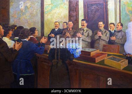 Josef Stalin (1878–1953) mit georgischer Delegation im Kreml von V. Krotkow (1936) im Stalin-Museum in Gori, Georgien Stockfoto