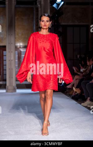 New York, Usa. September 2025. Dipti Sharma läuft am 16. September 2025 auf dem Laufsteg für die Pamella Roland Fashion Show während der New York Fashion Week im Frühjahr 2026 in der New York Public Library in New York City, USA. (Foto: M10s/TheNews2/NurPhoto) Credit: NurPhoto SRL/Alamy Live News Stockfoto