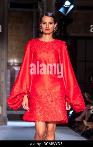 New York, Usa. September 2025. Dipti Sharma läuft am 16. September 2025 auf dem Laufsteg für die Pamella Roland Fashion Show während der New York Fashion Week im Frühjahr 2026 in der New York Public Library in New York City, USA. (Foto: M10s/TheNews2/NurPhoto) Credit: NurPhoto SRL/Alamy Live News Stockfoto