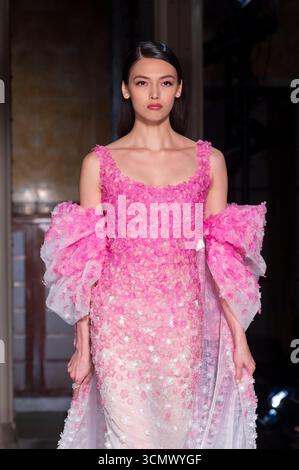 New York, Usa. September 2025. Lisa Han spaziert am 16. September 2026 in der New York Public Library in New York, New York, USA, 2025 auf dem Laufsteg für die Pamella Roland Fashion Show. (Foto: M10s/TheNews2/NurPhoto) Credit: NurPhoto SRL/Alamy Live News Stockfoto